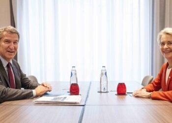 Feijóo desdeña la presión de Bruselas y exprime su batalla contra Sánchez por el rearme: ‘Ya lo hicimos con Teresa Ribera’