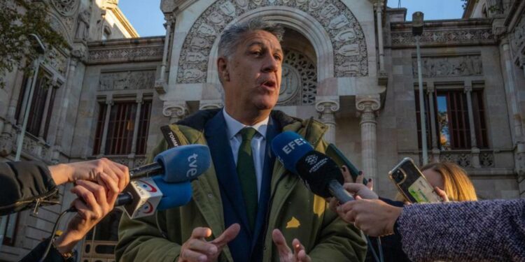 Albiol se atrinchera en una calle de Badalona para abortar la ocupación de un piso