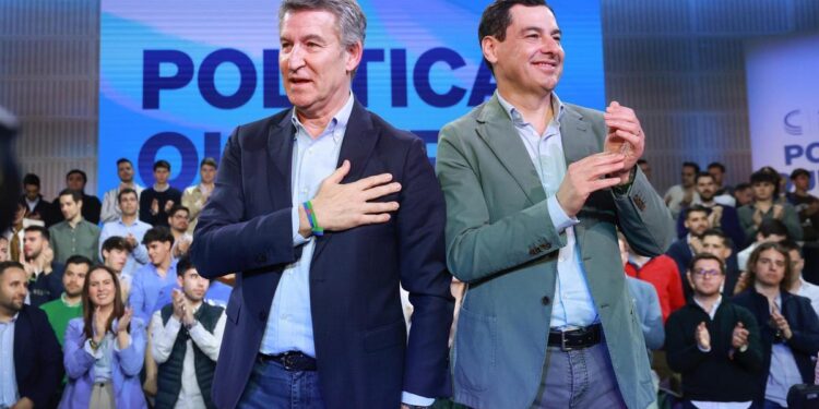 Feijóo descarta el ‘atajo’ de la moción de censura con Junts y jalea al PP contra la ‘república bananera’ de Sánchez