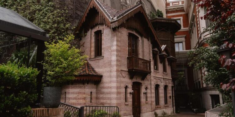 La casa de muñecas a escala humana que lleva 100 años oculta en Madrid: ‘Los documentos de la época no hacen alusión a ella’
