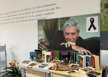 La biblioteca Mario Vargas Llosa habilita este lunes y martes un libro de condolencias: ‘Es un autor unido a Madrid’