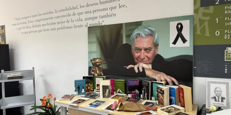 La biblioteca Mario Vargas Llosa habilita este lunes y martes un libro de condolencias: ‘Es un autor unido a Madrid’