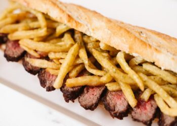 Un lujoso ‘pepito’ con las patatas dentro: así puede llegar a su casa el entrecot más famoso de Madrid