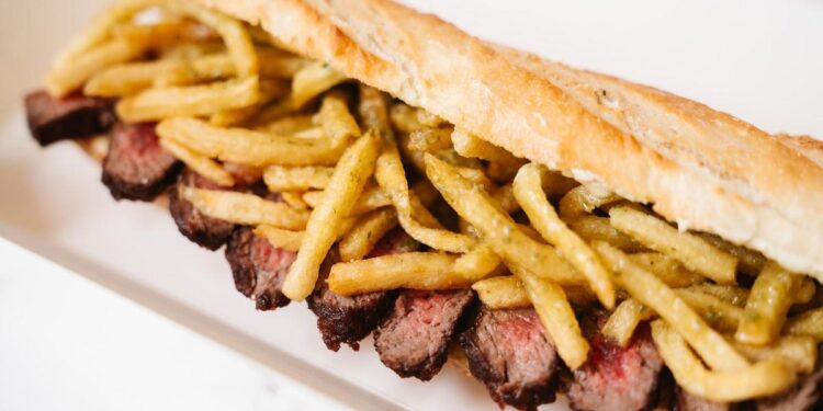 Un lujoso ‘pepito’ con las patatas dentro: así puede llegar a su casa el entrecot más famoso de Madrid