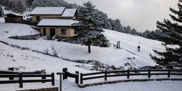 La nieve sigue tiñendo de blanco la sierra de Madrid
