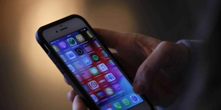 ¿Cómo activar el cambio de hora automático en tus dispositivos?