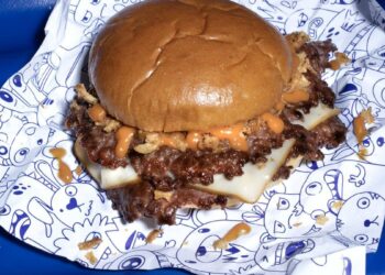 Las ‘smash burgers’ más rompedoras aterrizan en Chueca con una experiencia gastronómica pensada para los jóvenes madrileños