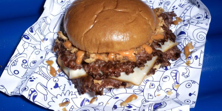 Las ‘smash burgers’ más rompedoras aterrizan en Chueca con una experiencia gastronómica pensada para los jóvenes madrileños