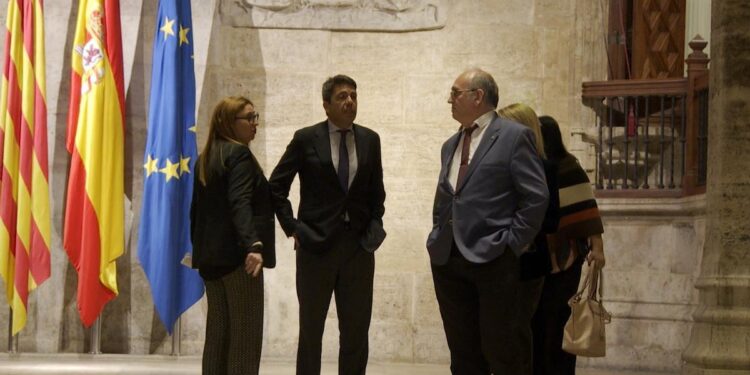 SOS Desaparecidos pide a Mazón que dimita en una reunión de dos horas en el Palau