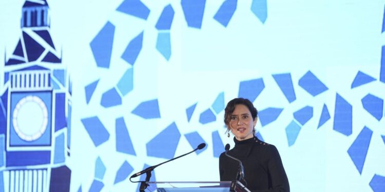 Ayuso llevará a los tribunales el acuerdo del Gobierno con Junts sobre el reparto de menores migrantes