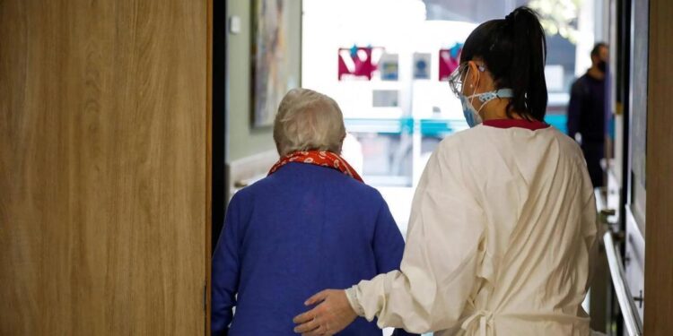 Crece hasta casi el 40% el número de hogares con personas dependientes que no tienen ayuda a domicilio