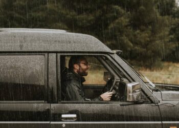 Conducir bajo la lluvia: el enemigo invisible que multiplica los accidentes esta Semana Santa