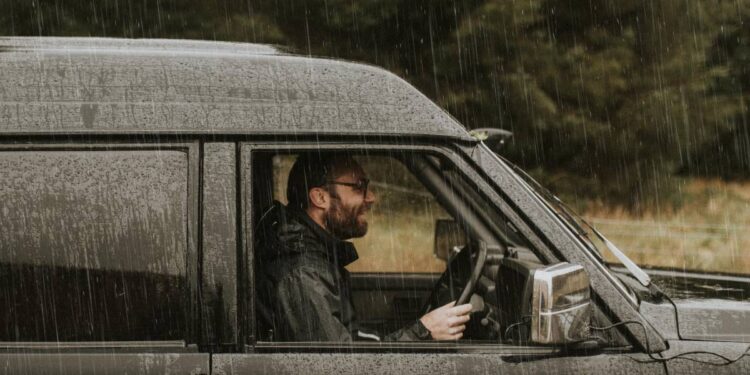 Conducir bajo la lluvia: el enemigo invisible que multiplica los accidentes esta Semana Santa