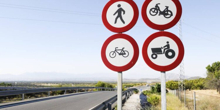 Algunas de las seГ±ales de trГЎfico mГЎs extraГ±as que te puedes encontrar en EspaГ±a