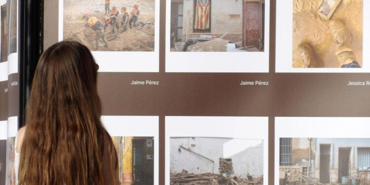 Último día para visitar la exposición con 224 imágenes sobre la solidaridad tras la dana en El Retiro