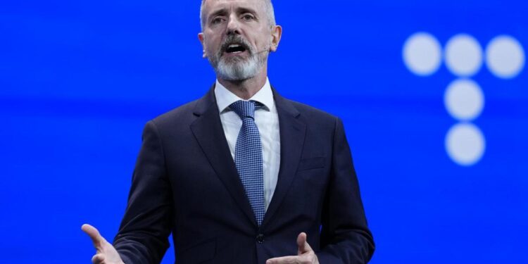 Las acciones de Telefónica se revalorizan más de un 12% tras los cien primeros días de Murtra como presidente