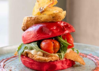 La hamburguesa vegetal y multicolor de la que todo Madrid habla: ‘las calorías no cuentan’