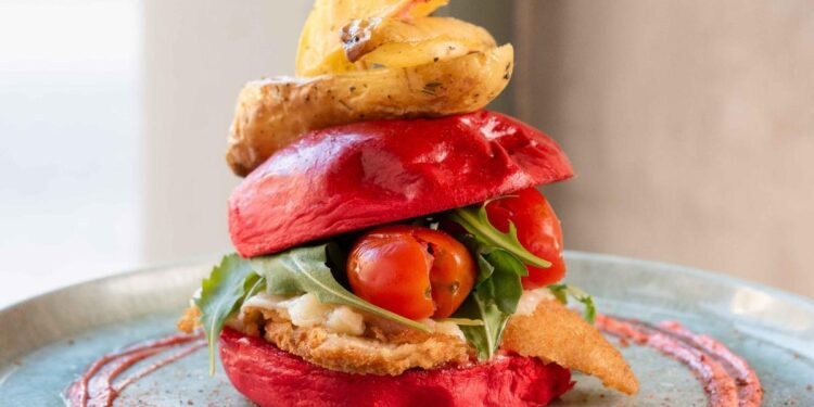 La hamburguesa vegetal y multicolor de la que todo Madrid habla: ‘las calorías no cuentan’
