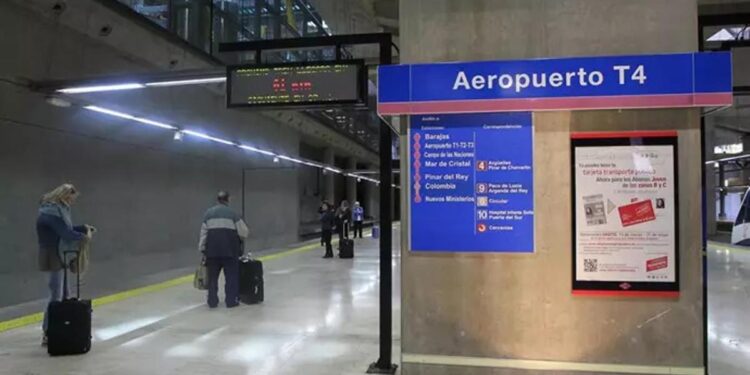 La inseguridad en Barajas se traslada al Metro: una trabajadora sufre un robo con violencia