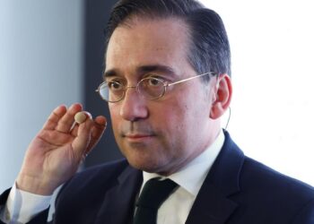 Albares se compromete con Ucrania a mantener la unidad europea en su apoyo