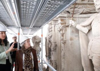 La portada de San Fernando del Museo de Historia como nunca antes se vio: a 16 metros de altura