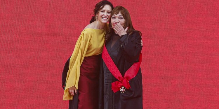 Ayuso entrega las Grandes Cruces de la Orden del Dos de Mayo entre la lluvia y proyección de imágenes del Ejército