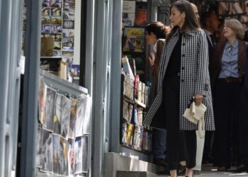 La reina Letizia visita la centenaria Feria de Libros de la Cuesta de Moyano: ‘Si alguien me llama viejuna…’