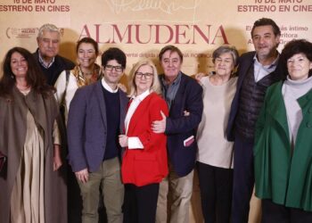 Almudena Grandes se reencuentra con Madrid, con familiares y amigos en el preestreno del documental sobre su figura