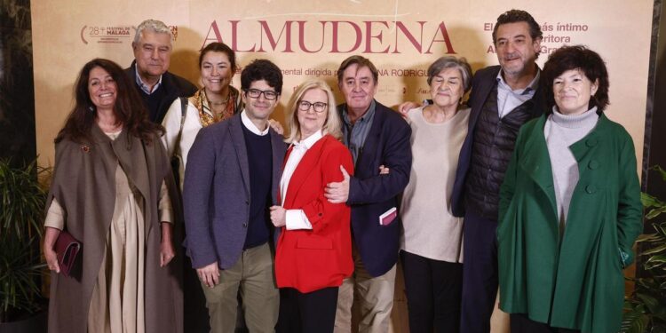 Almudena Grandes se reencuentra con Madrid, con familiares y amigos en el preestreno del documental sobre su figura