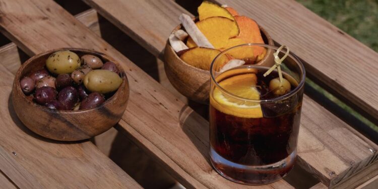 La nueva receta de vermú ahumado que no te puedes perder este San Isidro