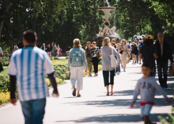 Domingo caluroso en Madrid con más de 30 grados y posibles lluvias en la sierra norte