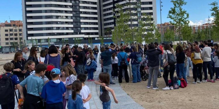 Los vecinos de Arganzuela se concentraron el viernes para exigir el cumplimiento del plan Mahou-Calderón