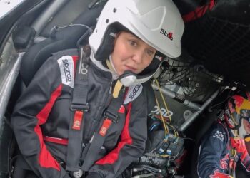 Carlos Sainz e Isabel Díaz Ayuso dan una vuelta completa a Madring con el Ford Raptor T1+