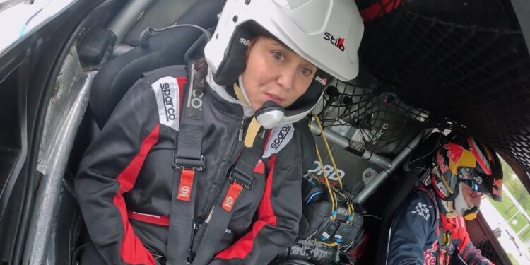 Carlos Sainz e Isabel Díaz Ayuso dan una vuelta completa a Madring con el Ford Raptor T1+