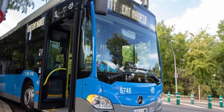 Hasta 9 líneas de la EMT prestarán servicios de refuerzo los fines de semana durante la Feria del Libro: estos son los que podrás coger