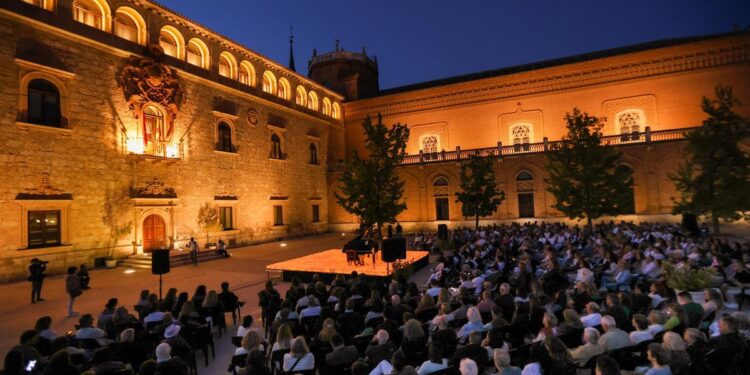 La Noche en Blanco de Alcalá de Henares reúne a más de 60.000 personas y bate récords en 2025