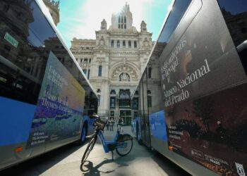 El arte viaja en transporte público: réplicas de cuadros famosos se suben en los buses de Madrid por el Día de los Museos
