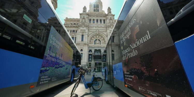 El arte viaja en transporte público: réplicas de cuadros famosos se suben en los buses de Madrid por el Día de los Museos