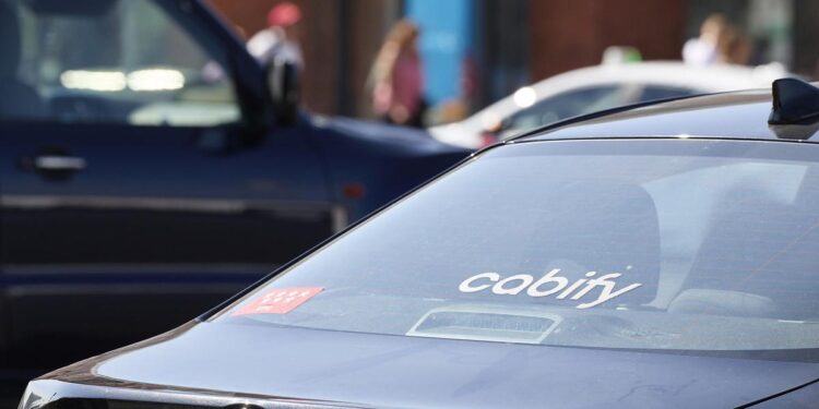 La Comunidad de Madrid recurrirá la concesión de las 8.500 licencias VTC a Cabify: ‘Nos preocupa que pongan en riesgo el sector del taxi’