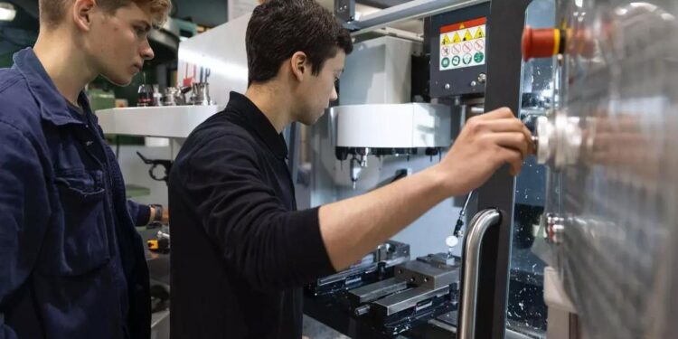 La FP se convierte en la vía más directa al empleo que demandan las empresas