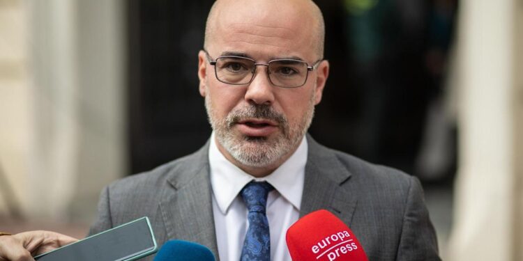 El delegado del Gobierno en Madrid defiende que las conversaciones de Sánchez y Ábalos son ‘privadas’ y pide investigar su filtración