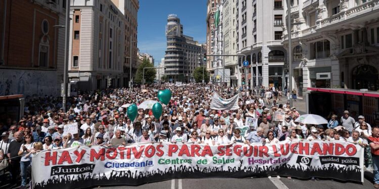 Miles de ciudadanos marchan por Madrid en defensa de la sanidad pública: ‘Es un derecho de todos’