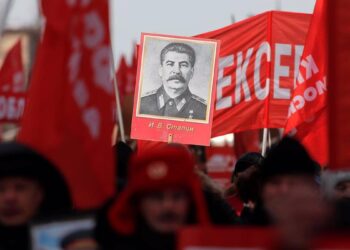 ¿Por qué el Paseo del Prado se llenó de banderas de Stalin este domingo?