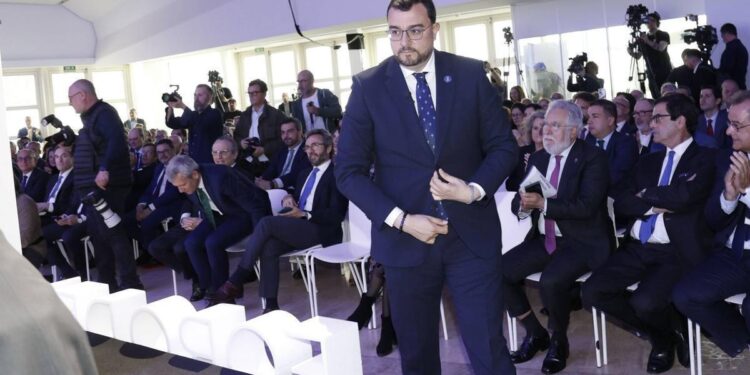 Barbón, sobre la filtración de mensajes privados de Sánchez: ‘Como abran conversaciones de Whatsapp de muchos de nosotros, a ver quién es el guapo que las resiste’