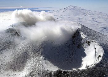 El derretimiento de la Antártida puede despertar volcanes ocultos bajo el hielo