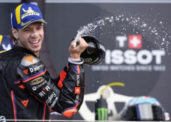 Bezzecchi gana en Inglaterra tras el abandono de un imperial Quartararo