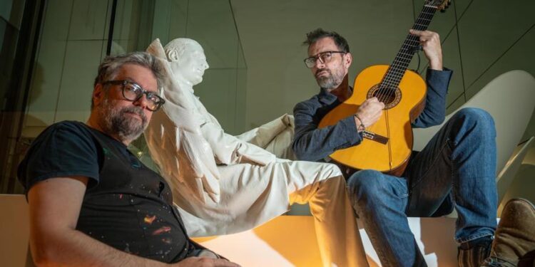 Kevin Johansen y Liniers, astros de la música y el cómic argentinos, llevan a Tetuán su ‘concierto dibujado’ y su amor por Madrid