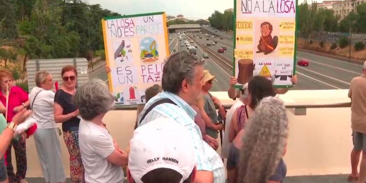 ‘La losa no es un parque’: vecinos de Ventas se manifiestan contra la cubrición de la M-30