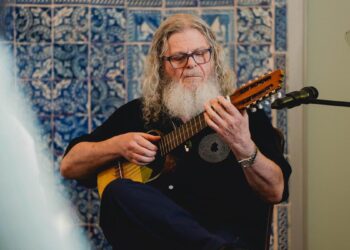 Gustavo Santaolalla en el Retiro, en el metro o en la Cebada: así suena Madrid para un compositor de Oscar y sus alumnos
