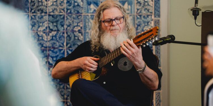 Gustavo Santaolalla en el Retiro, en el metro o en la Cebada: así suena Madrid para un compositor de Oscar y sus alumnos